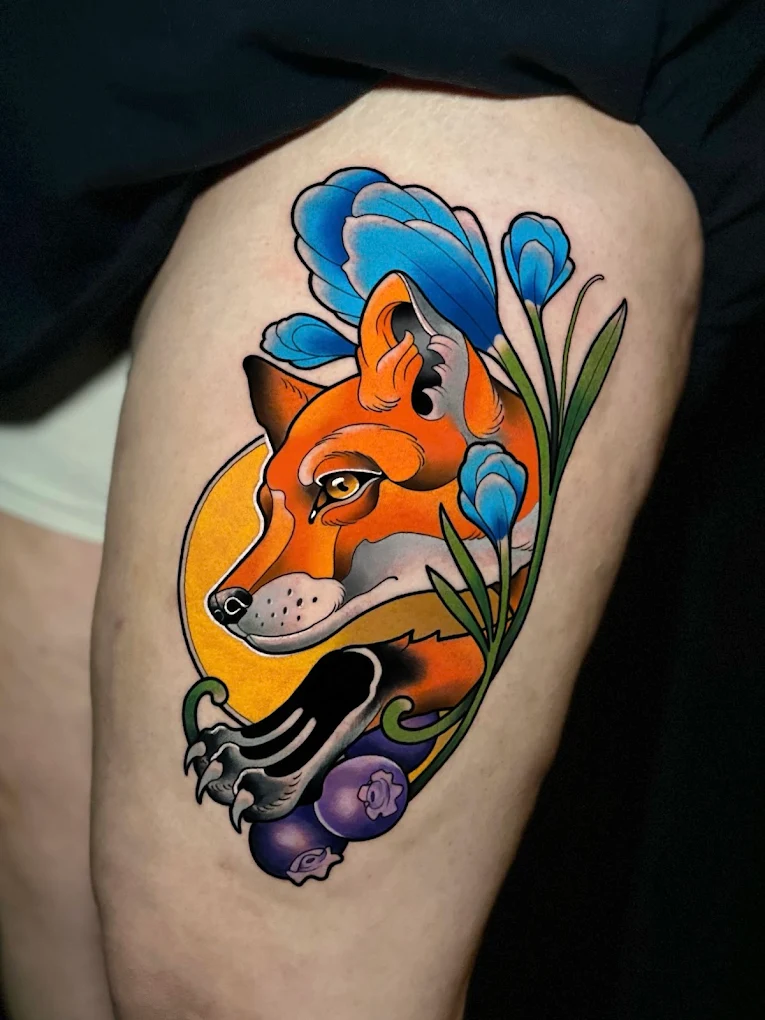 Tatuaje a color estilo neotradicional de un zorro en tonos naranjas hecho en Avantgarde Tattoo Barcelona.