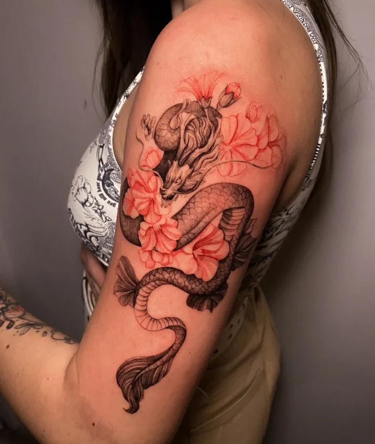 Tatuaje de un dragon oriental estilo fineline.