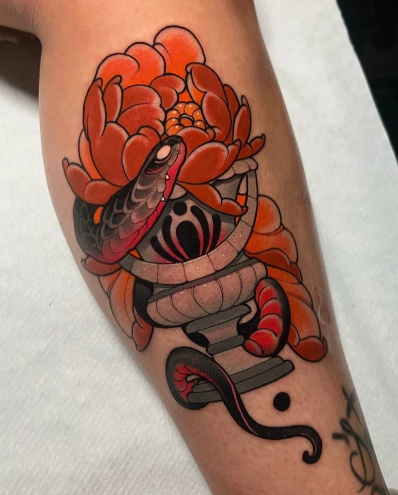 Tatuaje neotradicional a color de una serpiente hecho en Family Art Tattoo, Barcelona
