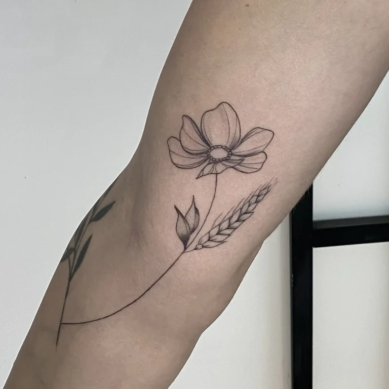 Tatuaje con línea fina de una flor hecho en Madrid Art Tattoo