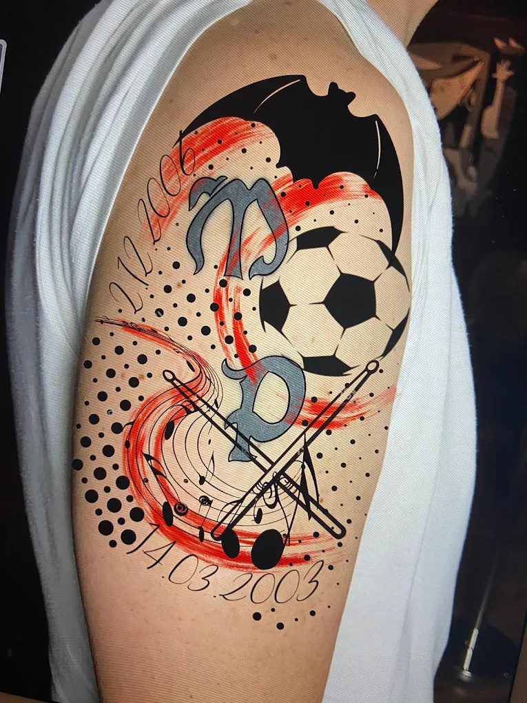 Tatuaje a color hecho en Calipso Tattoo & Piercing