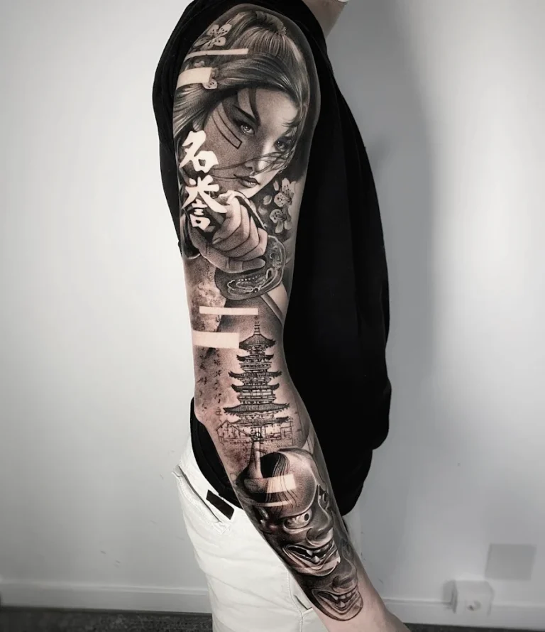 Tatuaje blackwork de brazo completo hecho en Circa Tattoo Barcelona.
