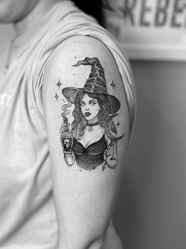 Tatuaje de una bruja en tinta negra hecho en Drei Tattoo, Madrid