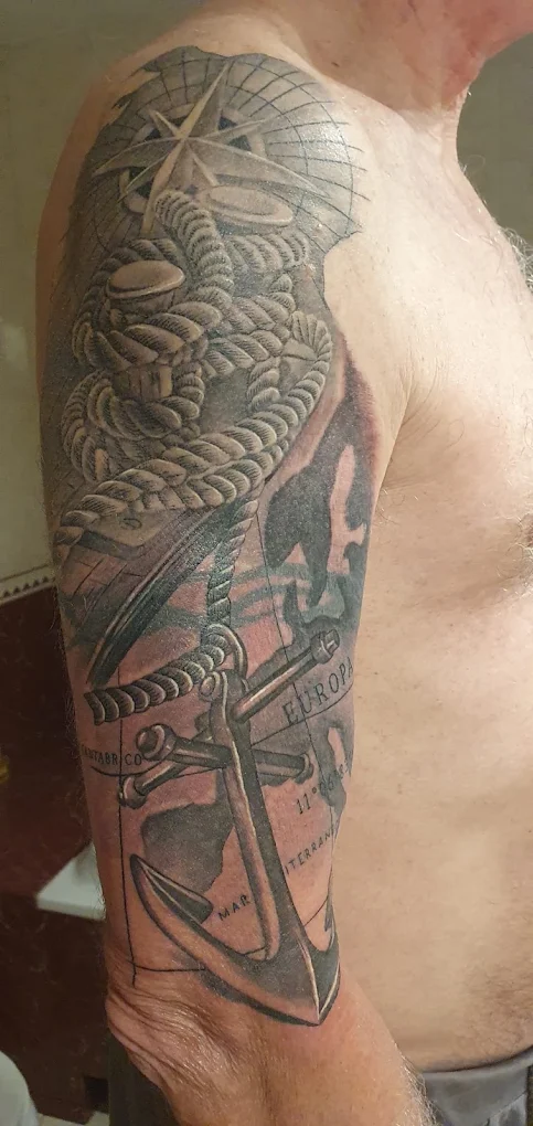Tatuaje blackwork en brazo hecho en Esmeralda Ink Tattoo Studio Barcelona.