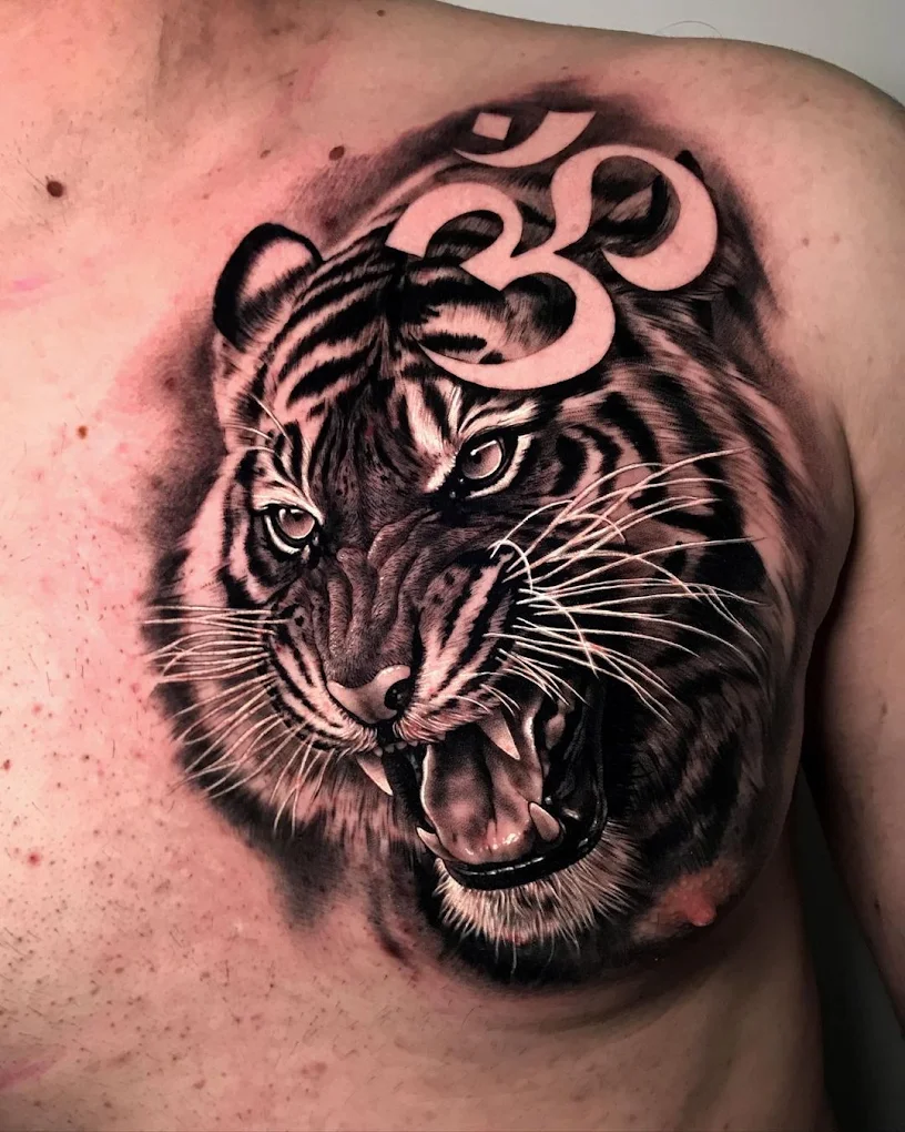 Tatuaje realista de un tigre hecho en Obsession Tattoo Studio.