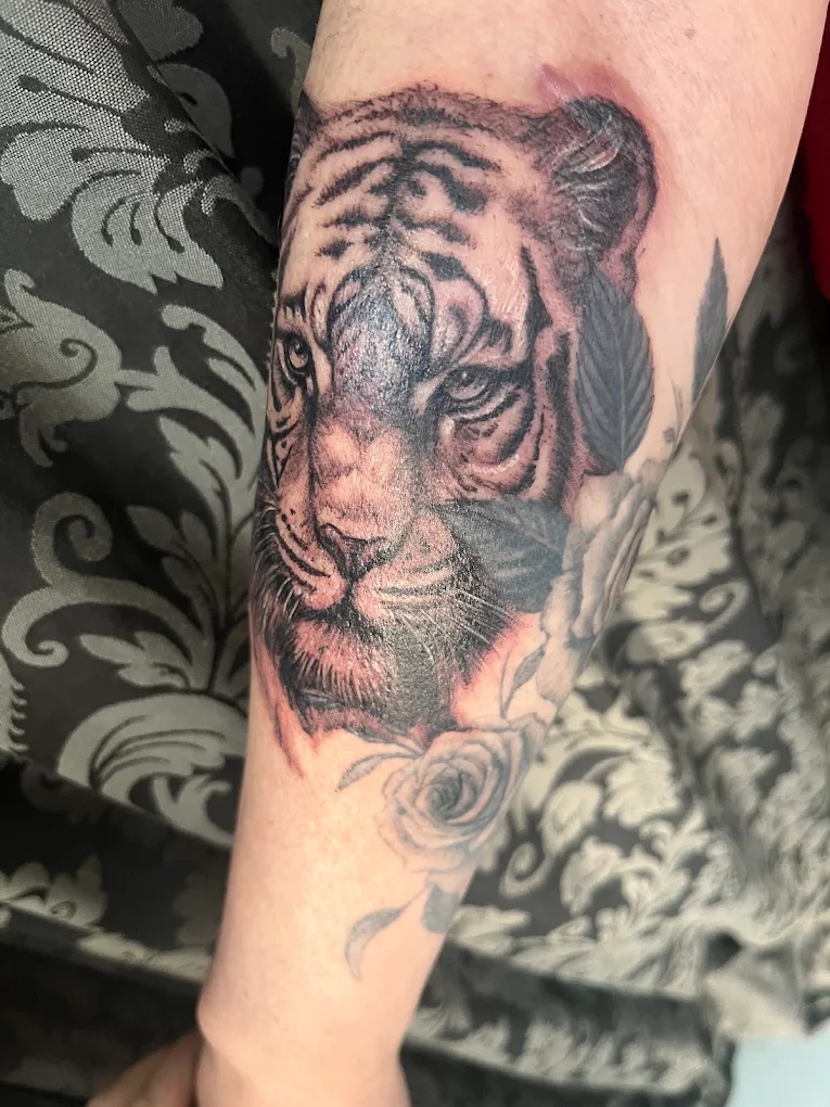 Tatuaje realista de un tigre hecho en SanMan Tattoo Parlor, Madrid