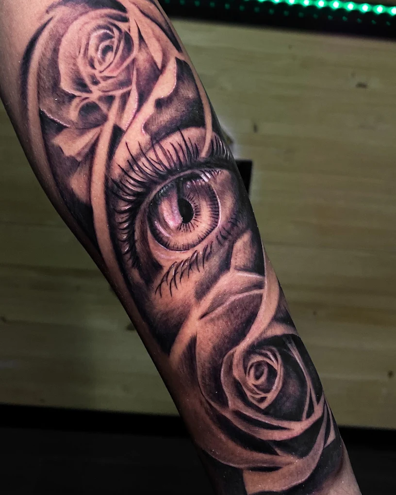 Tatuaje blackwork brazo completo hecho en Sugar Tattoo Madrid.
