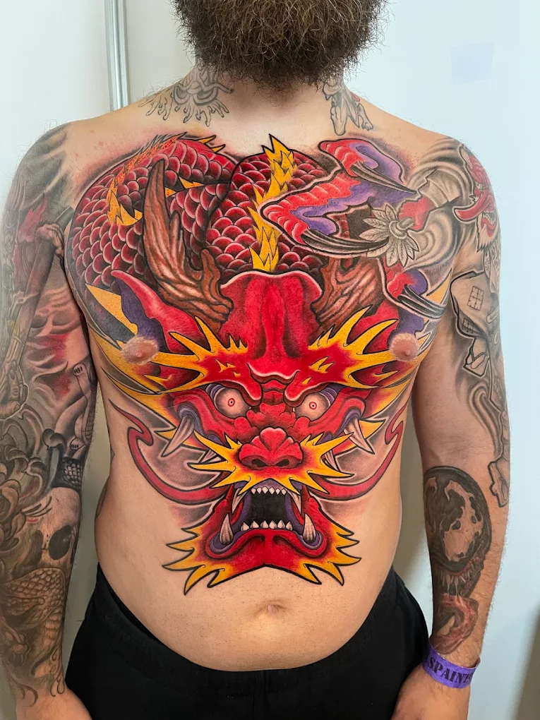 Tatuaje dragón japonés en el pecho, hecho en Tracia Tattoo Studio, Valencia.