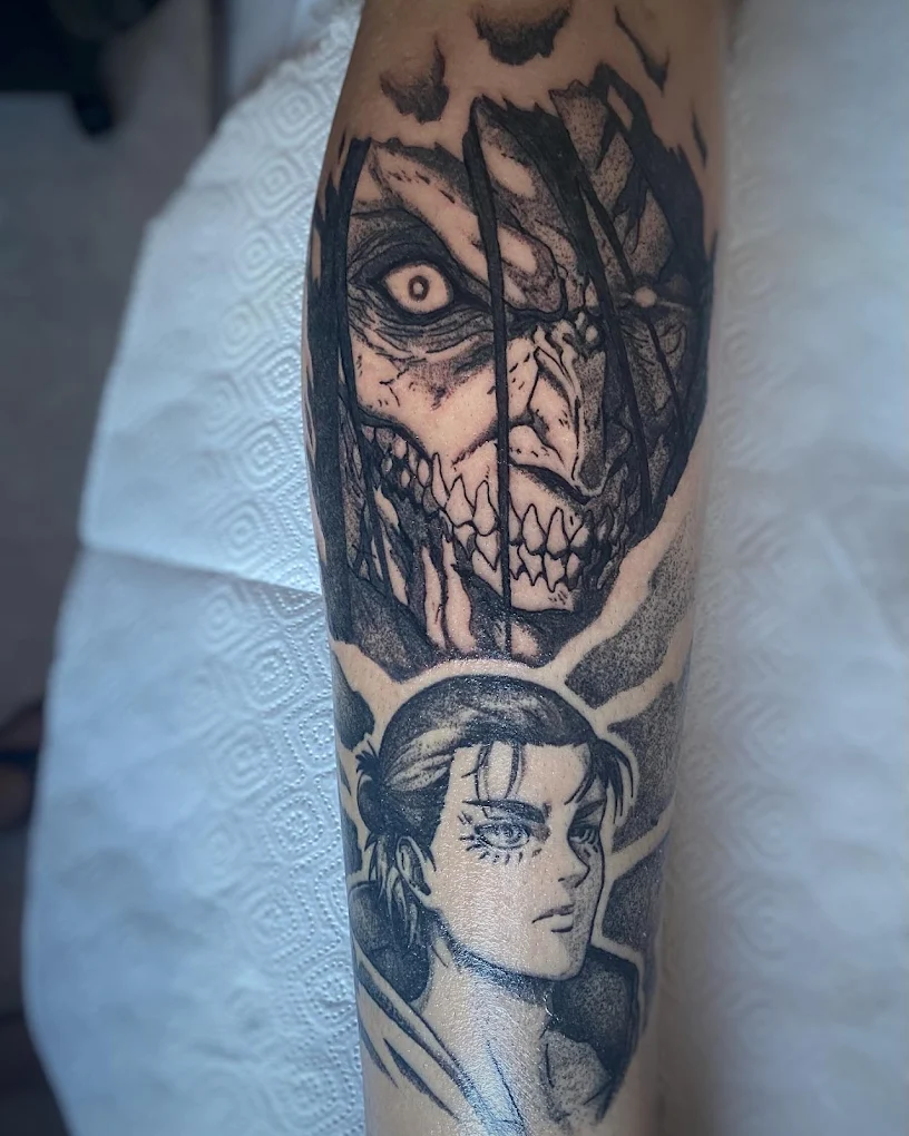 Tatuaje anime en tinta negra de Ataque a los Titanes hecho en studio71, Barcelona